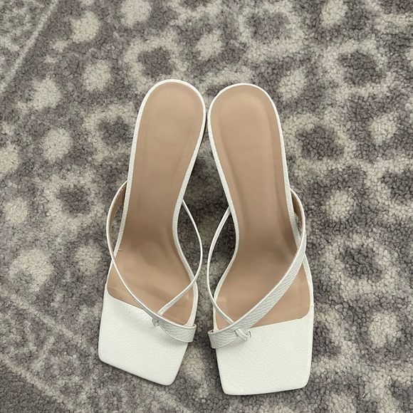 Size 10 White Heeled Sandals NEW - Picture 1 of 4